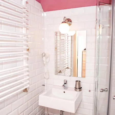 Ulubiona - Dawniej Gosciniec Ptasi Zaulek Bed & Breakfast 4*
